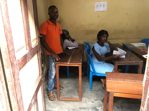 Un enseignant et des élèves dans une salle de classe.